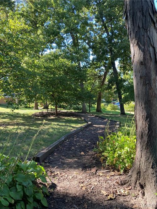 9026 W Swan Cir, Brentwood, MO, 63144-1622 | Card Image