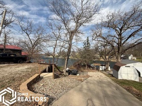 1053 Lakeshore Dr, Brooklyn, IA, 52211-9540 | Card Image