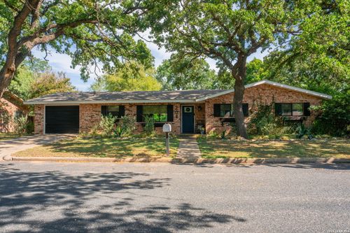 204 Forest Trail Dr, Fredericksburg, TX, 78624-4813 | Card Image