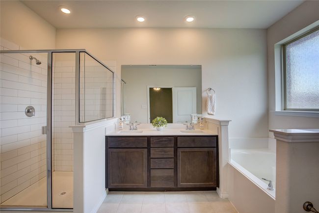 Separate shower and dual sinks | Image 7