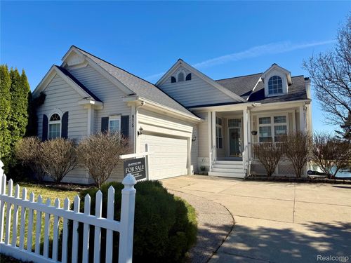975 Watersedge Ct, Oxford, MI, 48371-3682 | Card Image