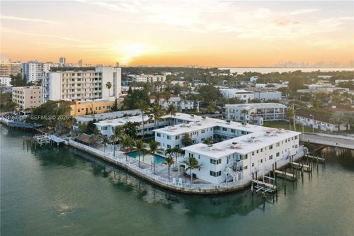 21-7207 Bay Dr, Miami Beach, FL, 33141-5479 | Card Image