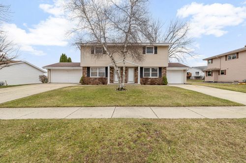 2421 Deerfield Dr, West Bend, WI, 53090-2846 | Card Image