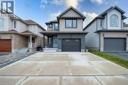 62 Tottenham St, Kitchener, ON, N2R1V2 | Card Image