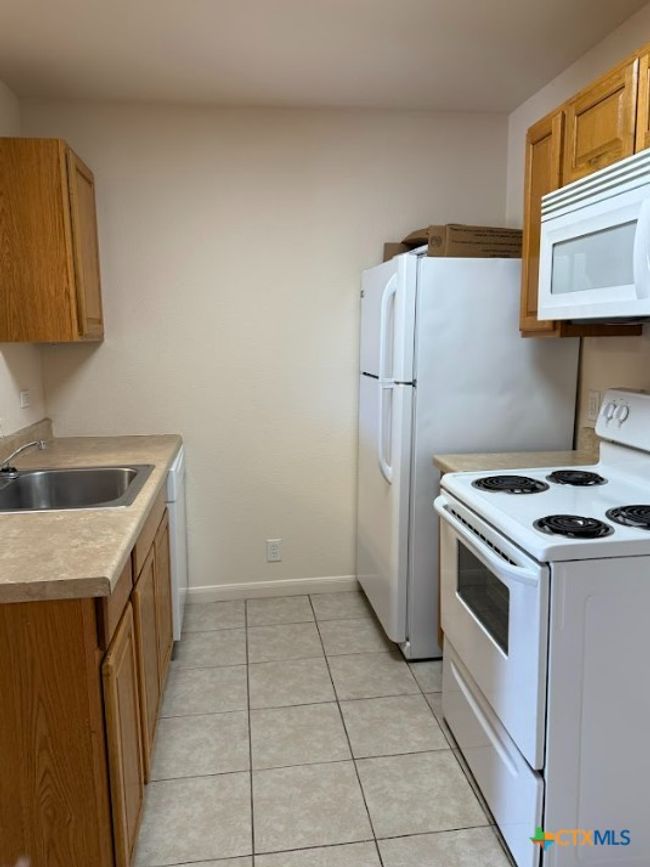 Side view of beautiful kitchen. | Image 22