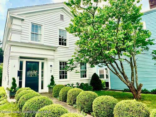 7 Railroad Ave, Chatham, NY, 12037-1117 | Card Image