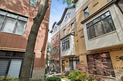 1031 Lincoln Trl, Oak Park, IL, 60302-4446 | Card Image