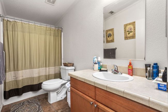 Full bathroom for secondary bedrooms - shower/tub combo | Image 18