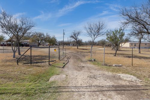 464 County Road 4638, Hondo, TX, 78861-5859 | Card Image