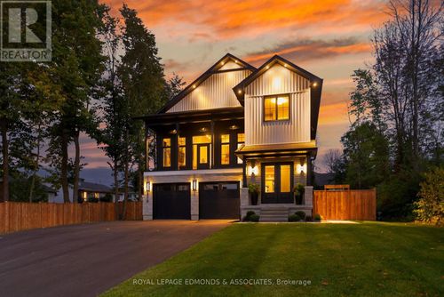 578 Melton St, Pembroke, ON, K8A6Z5 | Card Image