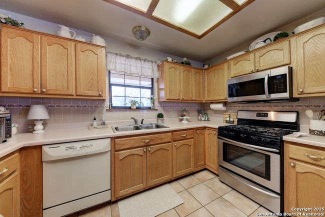 172 Home Pl, House other with 3 bedrooms, 2 bathrooms and null parking in Adkins TX | Image 11