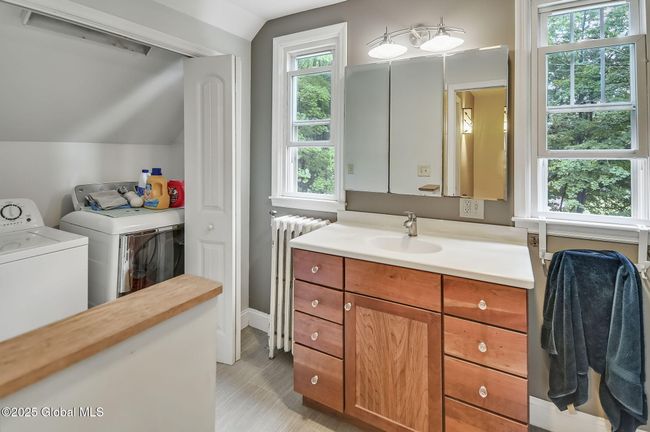 1 Yates St, House other with 3 bedrooms, 2 bathrooms and 1 parking in Troy NY | Image 19