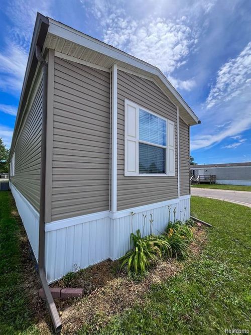 321 Prairie Cir, Carleton, MI, 48117-9085 | Card Image