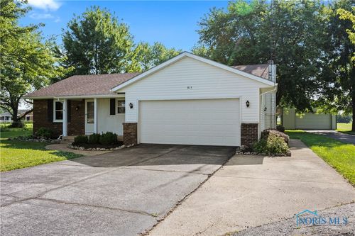 815 Brokate Rd, Port Clinton, OH, 43452-9007 | Card Image