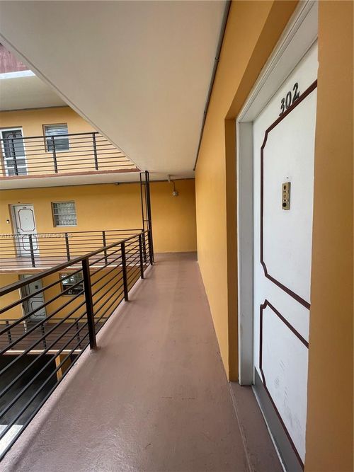 apt-302-365 Ne 125th St, North Miami, FL, 33161-4663 | Card Image