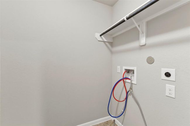 Utility room with gas and electric connections, inside | Image 31