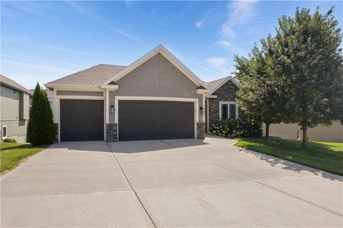 7445 Nw Forest Lakes Dr, Parkville, MO, 64152-1136 | Card Image