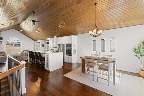 1024 Fountain View Dr, Pella, IA, 50219-7665 | Card Image