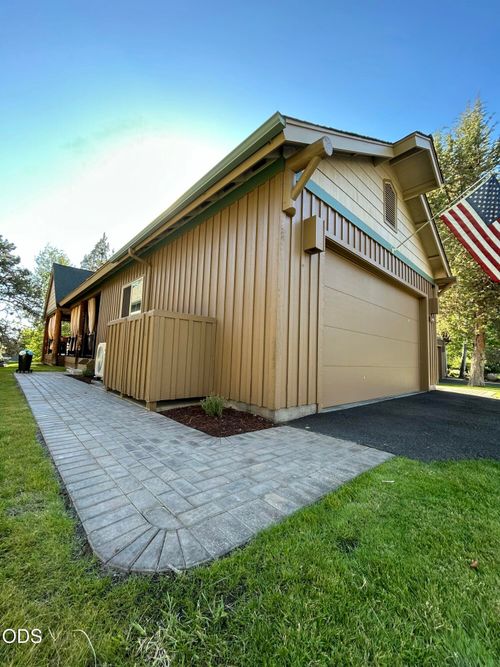 4614 Marsh Hawk Dr, Klamath Falls, OR, 97601-8650 | Card Image