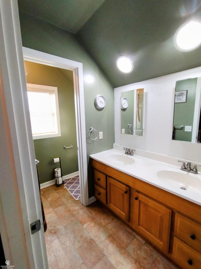 2nd Floor Bathroom 1 | Image 37