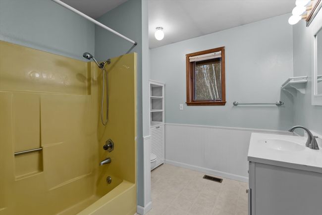 Bathroom main floor | Image 15