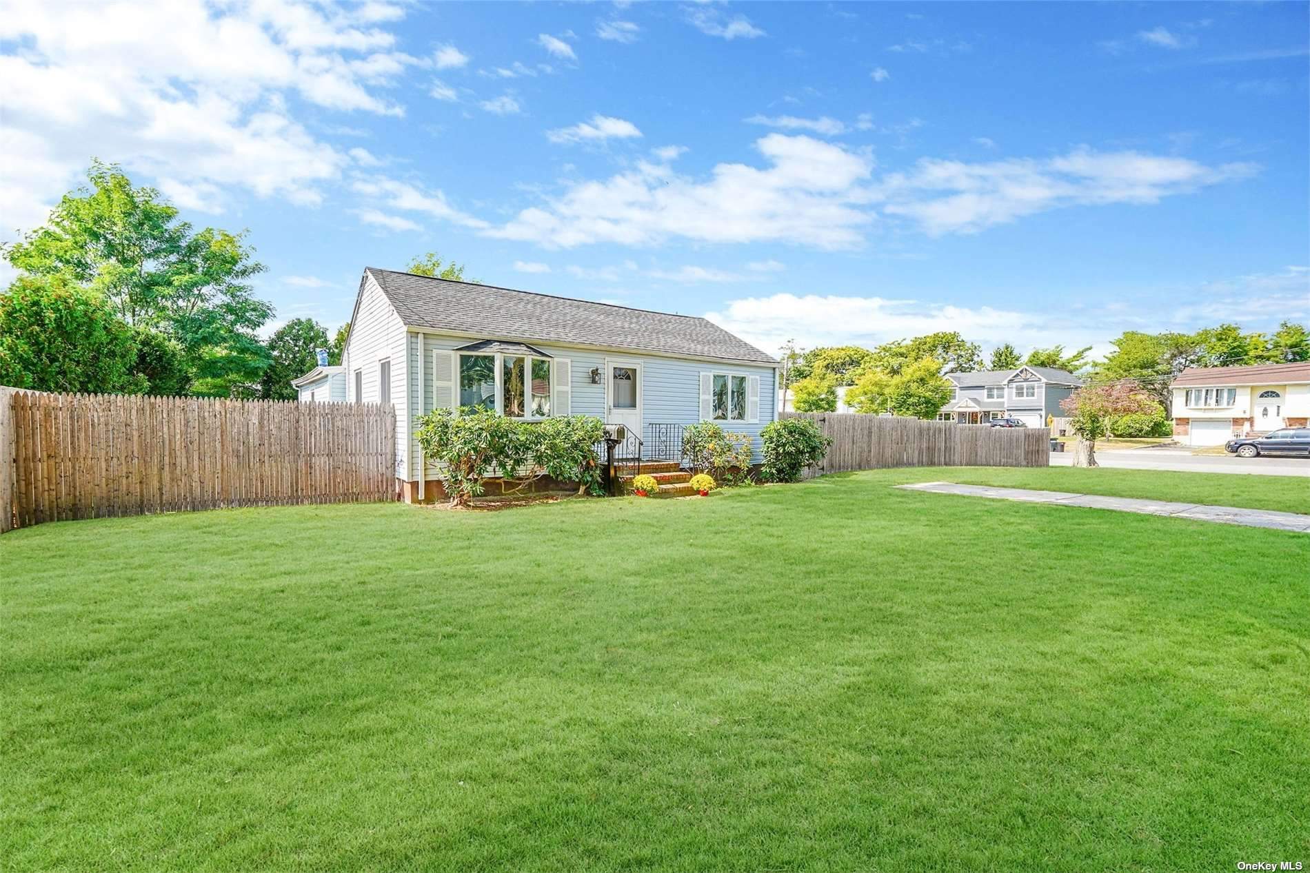 Brook Pl, East Islip, NY 11730