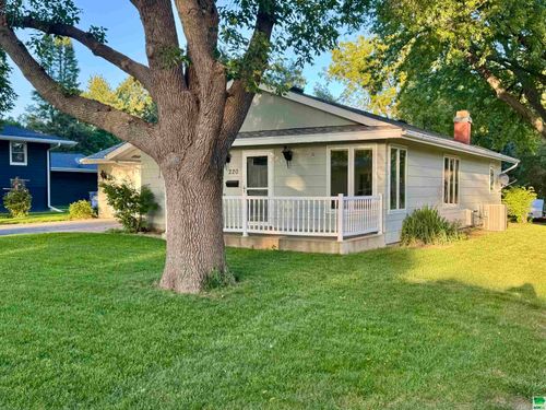 220 6th St, Merrill, IA, 51038-5044 | Card Image
