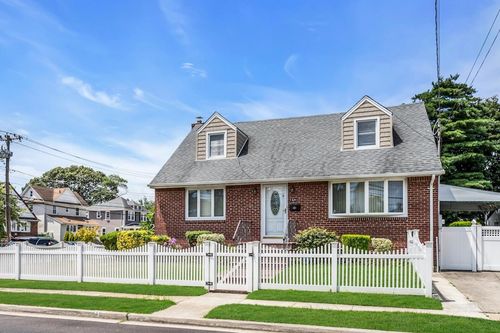 160 Green St, Valley Stream, NY, 11580-5033 | Card Image