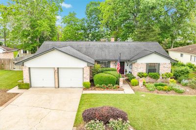 410 That Way Street, House other with 3 bedrooms, 2 bathrooms and null parking in Lake Jackson TX | Image 2