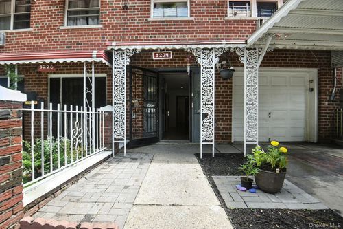 3224 Gunther Ave, Bronx, NY, 10469-3112 | Card Image
