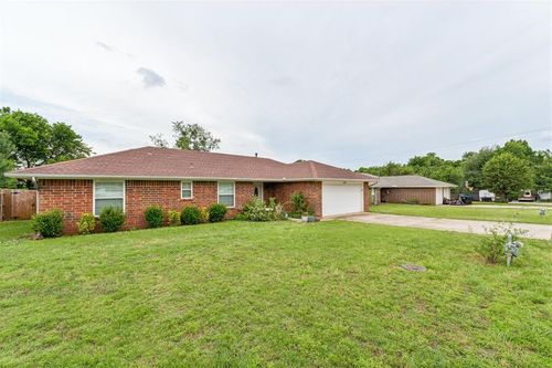 802 Jay Dr, Noble, OK, 73068-8403 | Card Image
