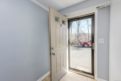 Tiled floor in entry way. | Image 3