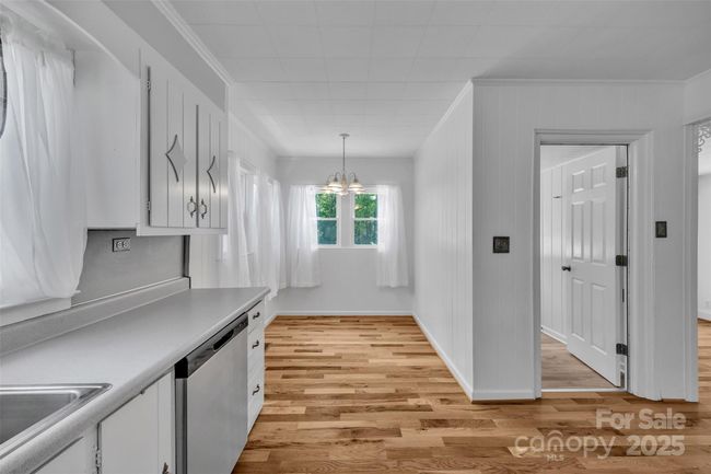 Eat-in kitchen | Image 18