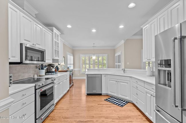 Kitchen with stainless steel appliances | Image 18