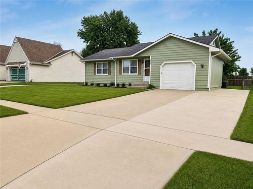 227 E Colleen Dr, Gardner, KS, 66030-1279 | Card Image