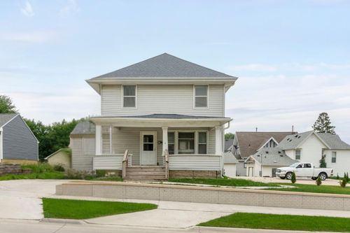 109 W 12th St, Cedar Falls, IA, 50613-3061 | Card Image