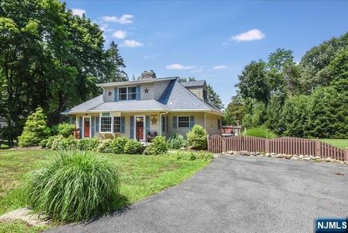 39 Circle Ave, Wayne, NJ, 07470-6137 | Card Image