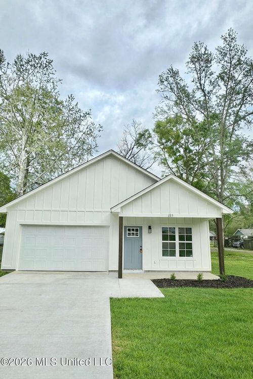 225 7th Ave Se, Magee, MS, 39111-3747 | Card Image
