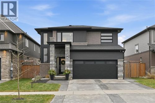 8 Myrtle Street, Fonthill, ON, L0S1E6 | Card Image