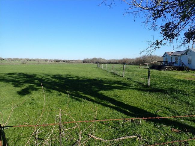 471 Fm 1296, Home with 1 bedrooms, 1 bathrooms and 3 parking in Waelder TX | Image 5