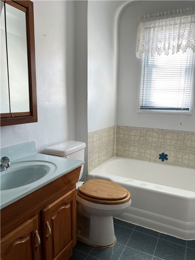 Main level full bath. | Image 12