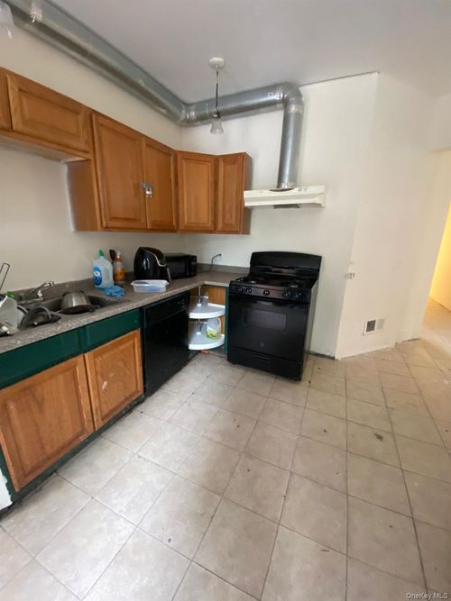 211 Main St, Oneonta, NY, 13820-2805 | Card Image