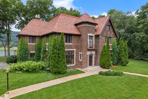 51 W Sarnia St, Winona, MN, 55987-3678 | Card Image