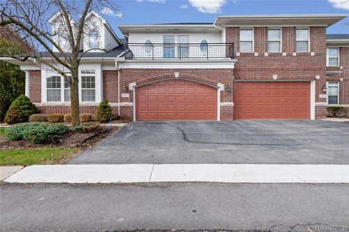 4392 Gateway Cir, West Bloomfield, MI, 48322-3670 | Card Image