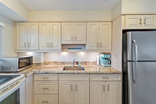 APT-308 - 33 Ocean Ave, Condo with 1 bedrooms, 1 bathrooms and null parking in Palm Beach Shores FL | Image 5