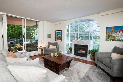 202 - 3055 Cambie St, Condo with 2 bedrooms, 1 bathrooms and 1 parking in Vancouver BC | Image 2