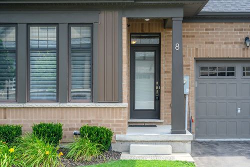 8 Cosmopolitan Common, Saint Catharines, ON, L2M0B8 | Card Image