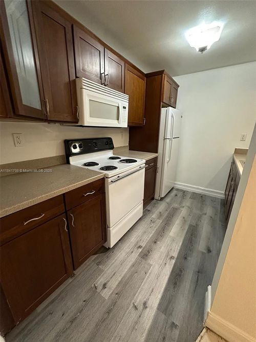 apt-c504-7075 Nw 186th St, Hialeah, FL, 33015-8332 | Card Image
