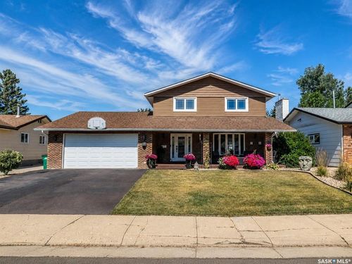 1259 Maybery Crescent, House with 5 bedrooms, 4 bathrooms and 4 parking in Moose Jaw SK | Card Image