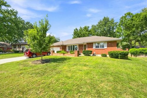 1009 Sw Sunrise Dr, Blue Springs, MO, 64015-4947 | Card Image
